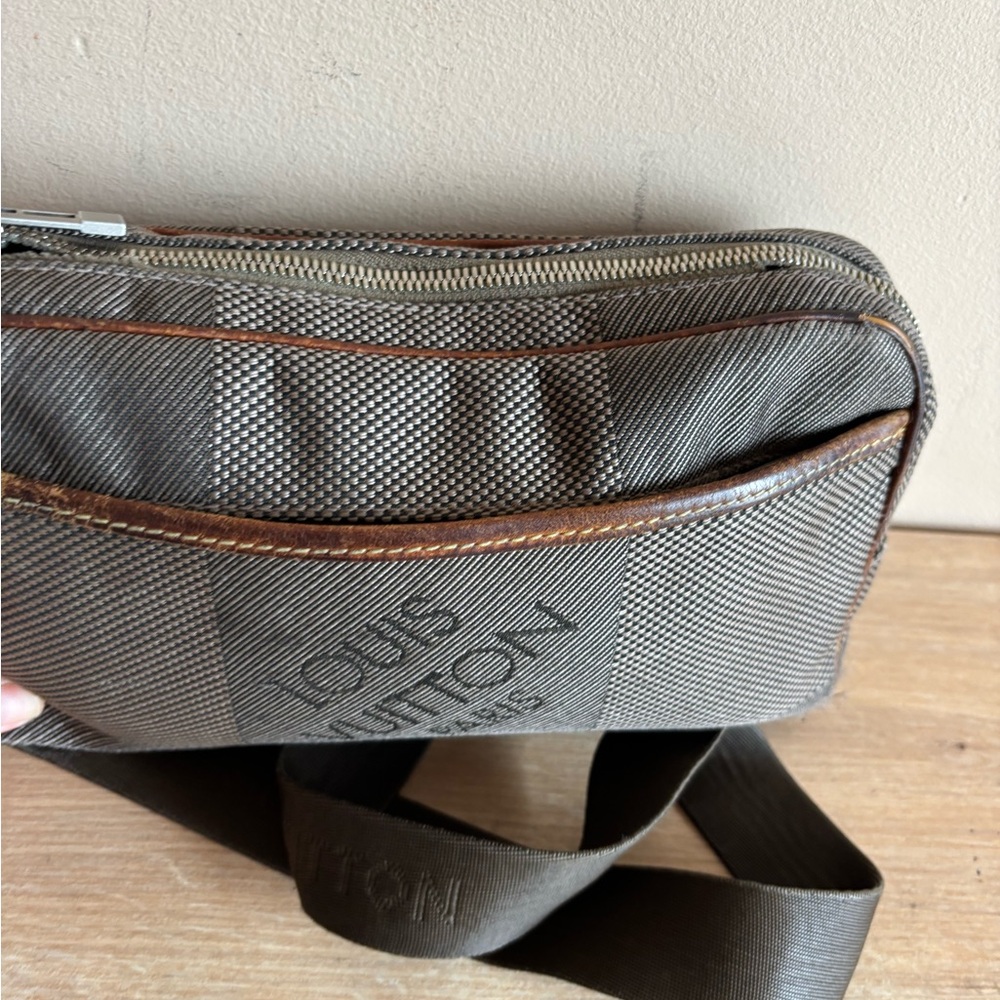 Authentic Louis Vuitton crossbody Fannie pack - Picture 3 of 9